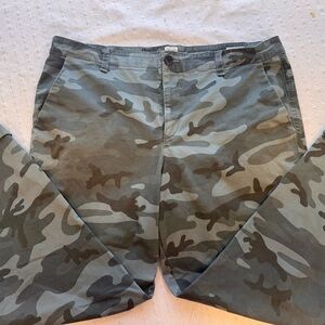 GAP Women's Cropped Camo Ankle Jeans - Olive/Khaki